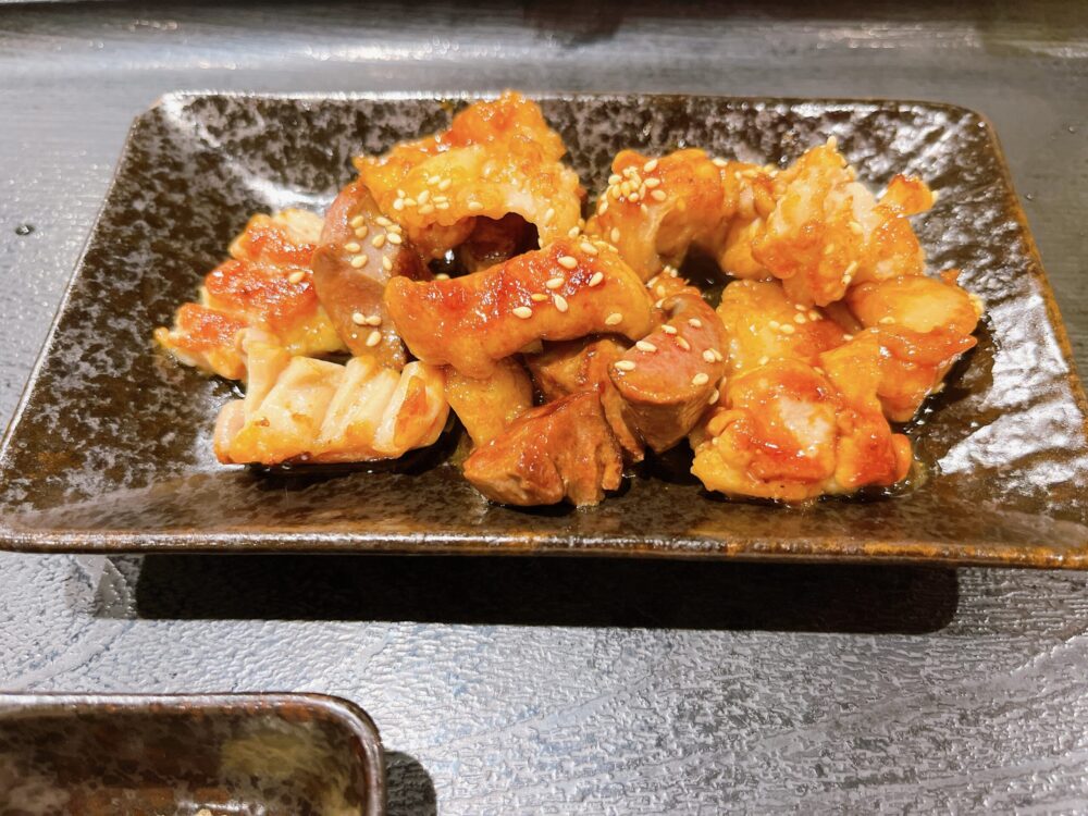 香ばしく焼かれたホルモンと赤身肉が食欲をそそる天神ホルモンの盛り合わせ