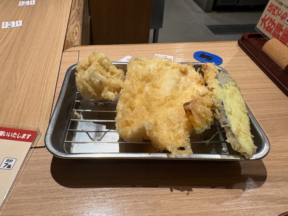 サクサクに揚げられたエビや野菜が並ぶ、天ぷらひらおの揚げたて定食