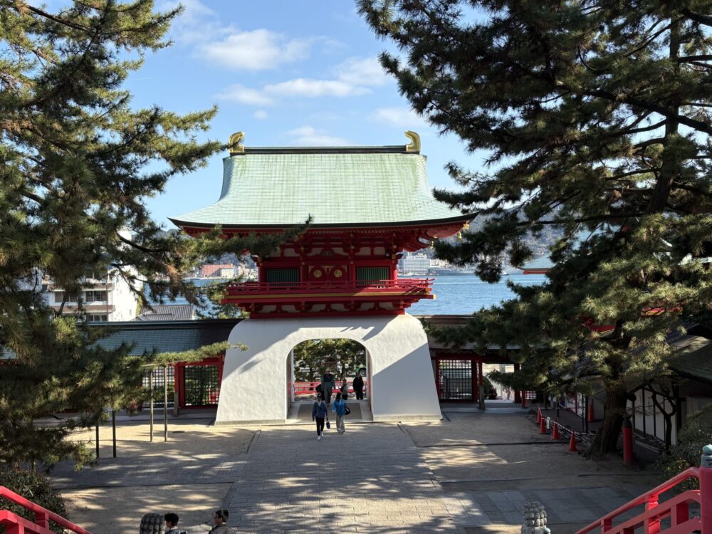 竜宮城のような赤間神宮の外観