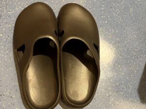 cheap-clog-sandals-100yen-ferry