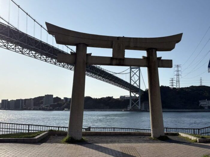 和布刈神社の鳥居と関門橋と海の景色