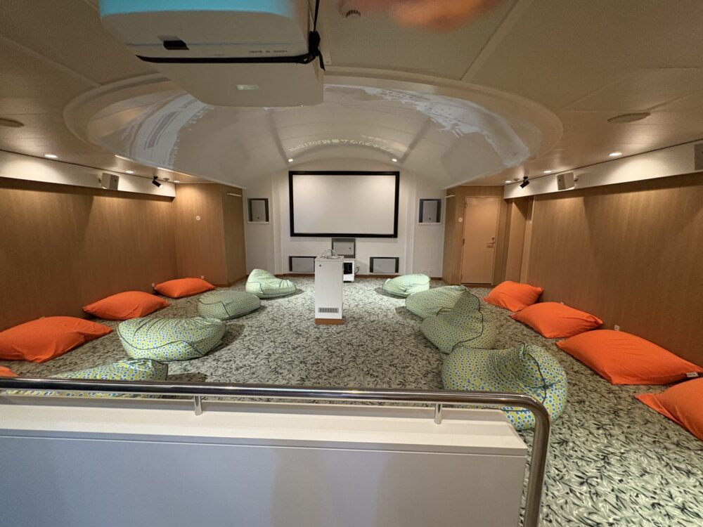 東京九州フェリーのスクリーンルーム 映画上映スペース