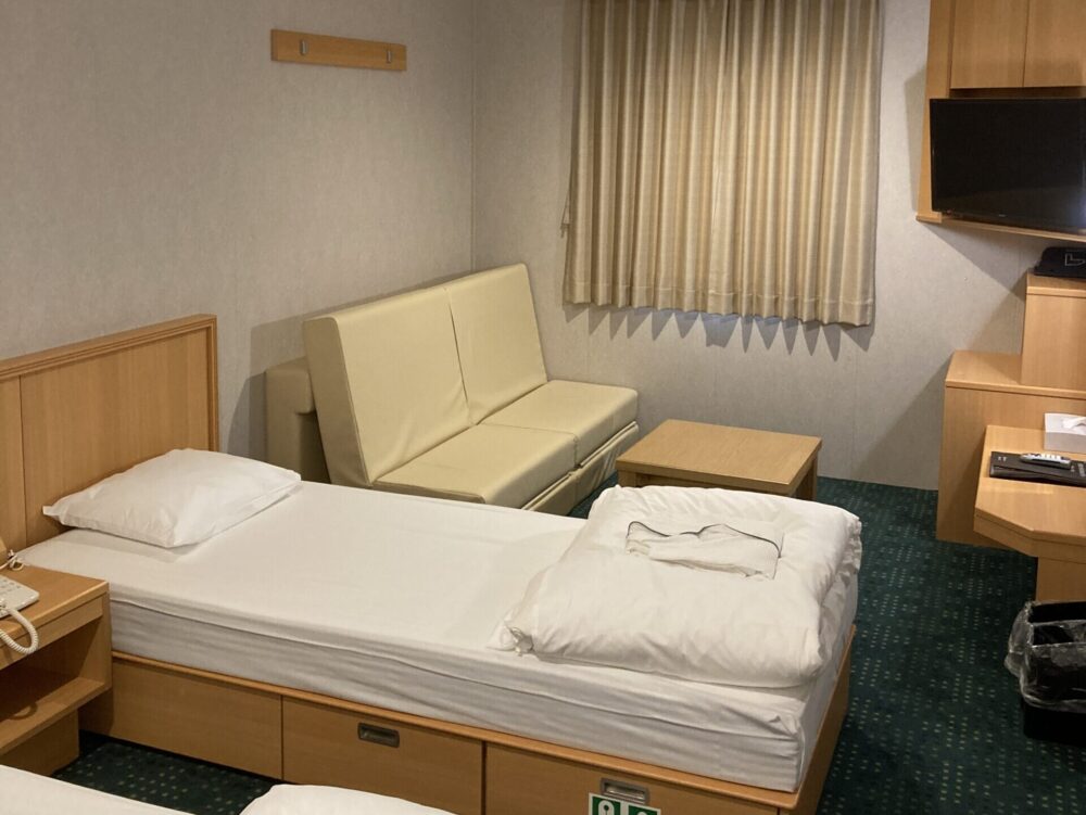 東京九州フェリーそれいゆステート 窓とソファーベッドあり