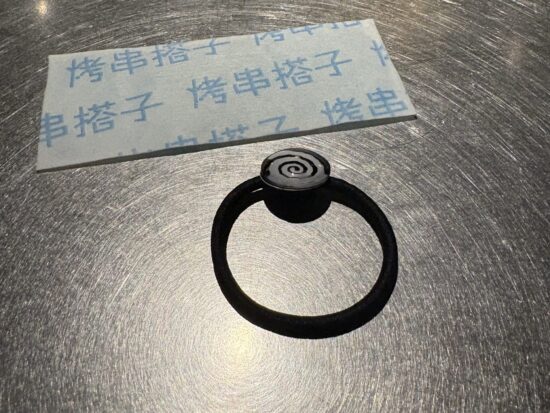 很久以前羊肉串で配られる冷えピタとヘアゴム