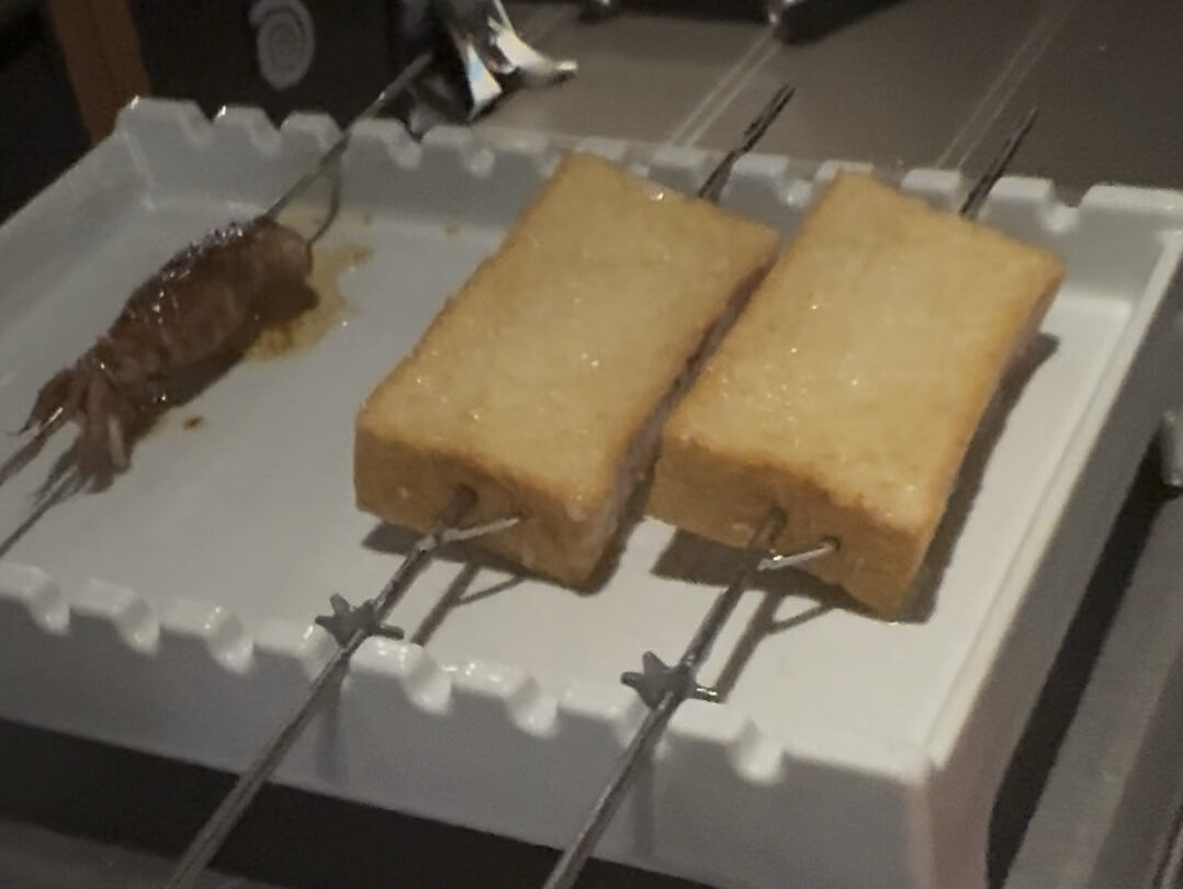 甘く焼かれたフレンチトースト風のパン串