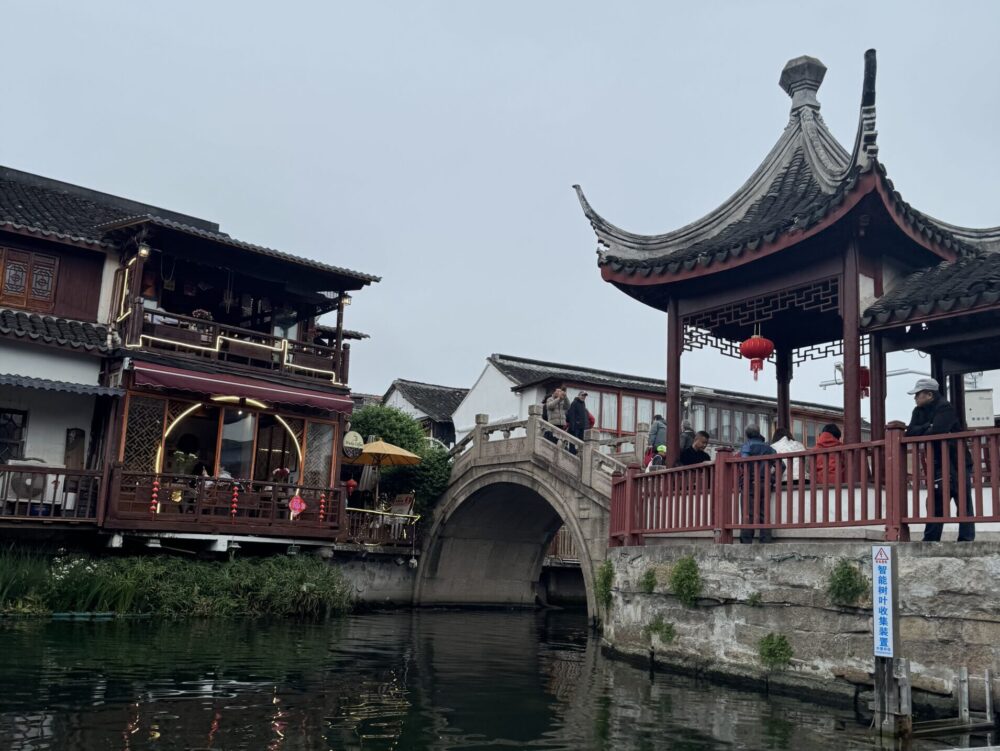 船から見る朱家角の水郷の街並み