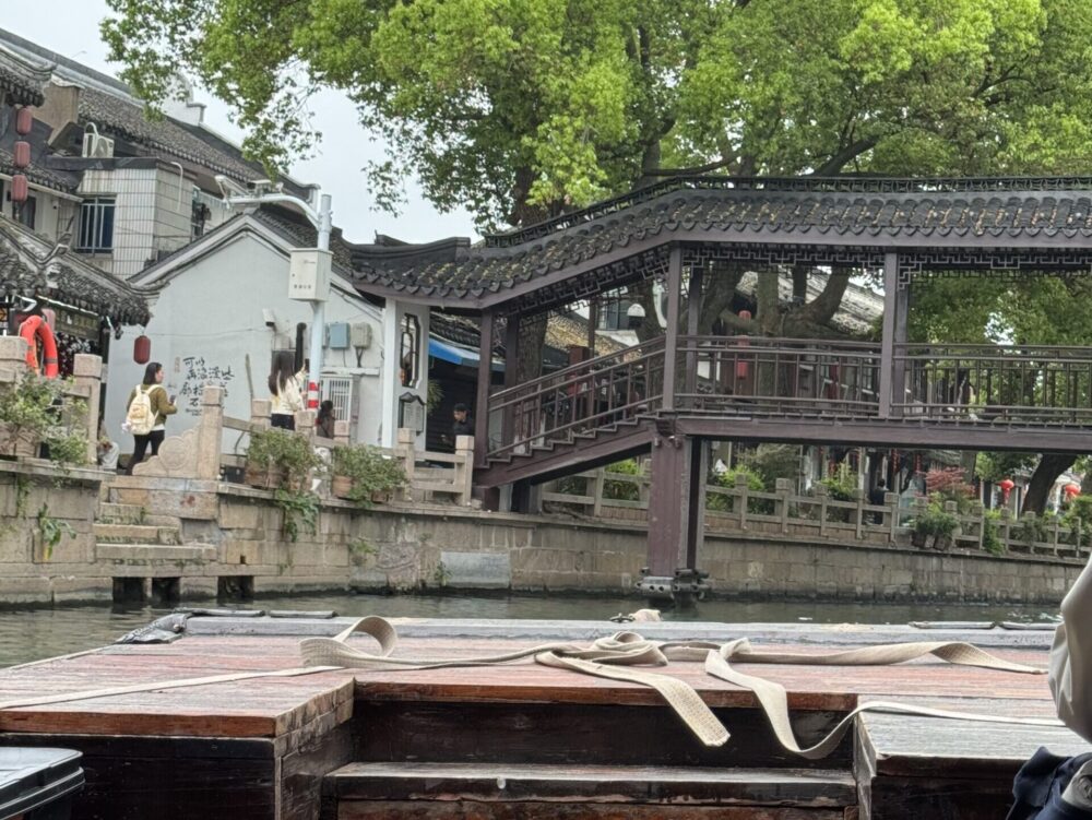 船から見た朱家角の廊橋