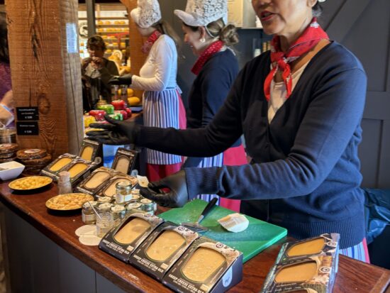 チーズ工房での試食体験