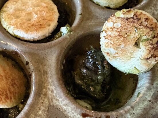 ブリニ付きエスカルゴ料理