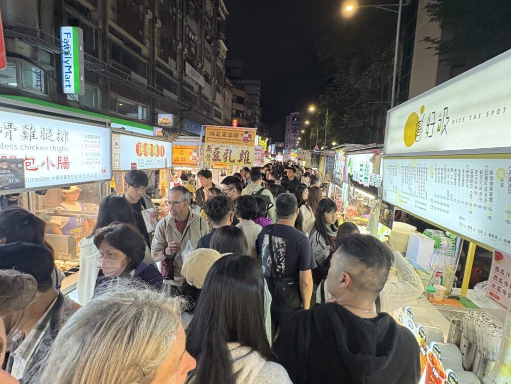 寧夏夜市の混雑した通りの様子