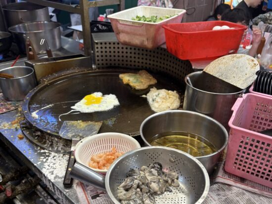 屋台で調理される牡蠣オムレツ
