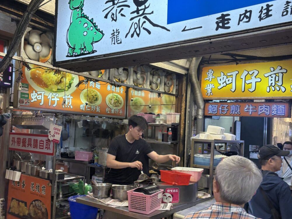 屋台で調理される牡蠣オムレツ