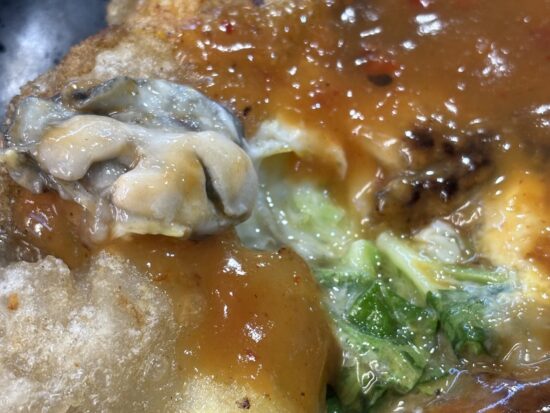 台湾名物の牡蠣オムレツのアップ