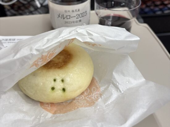 新幹線車内でのおやきとワイン