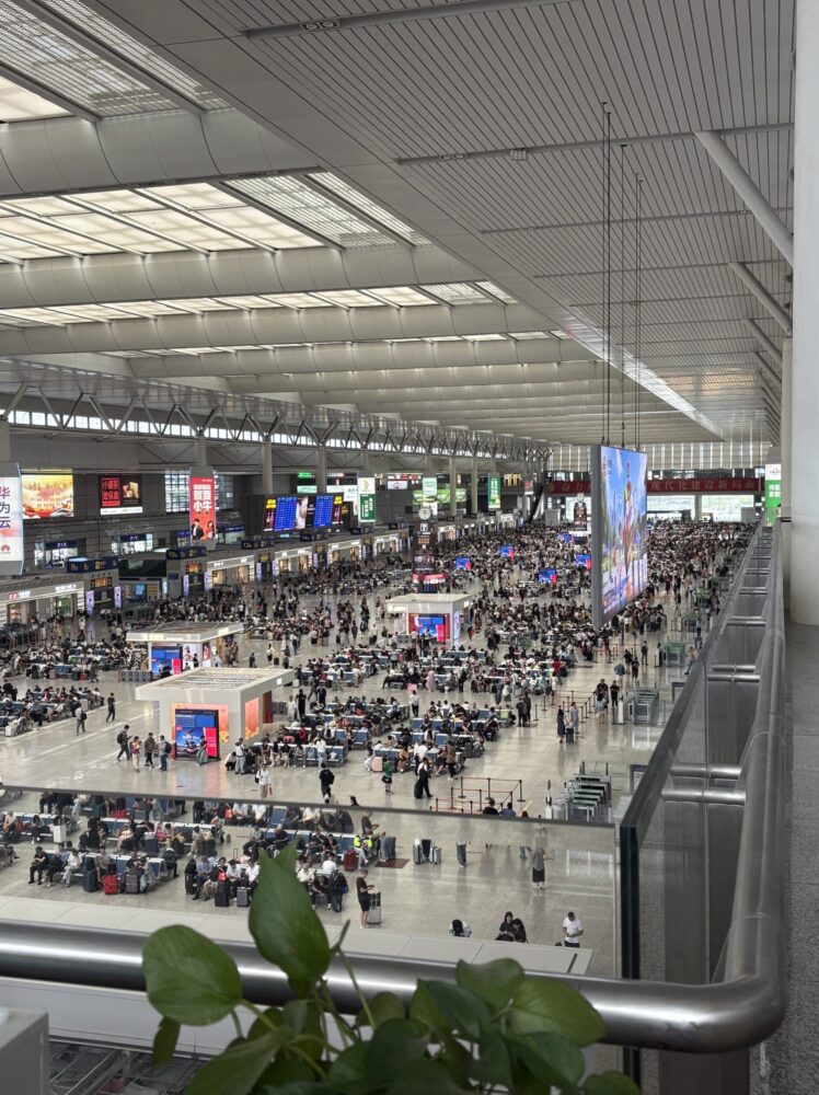 中国高速鉄道の駅構内の混雑と広いターミナルの様子