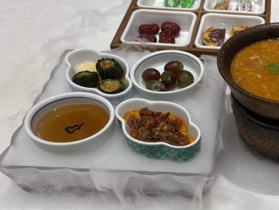 蟹麺の味変用トッピング（肉味噌と黒酢）