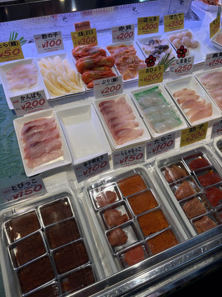 釧路和商市場で販売されている新鮮なお刺身