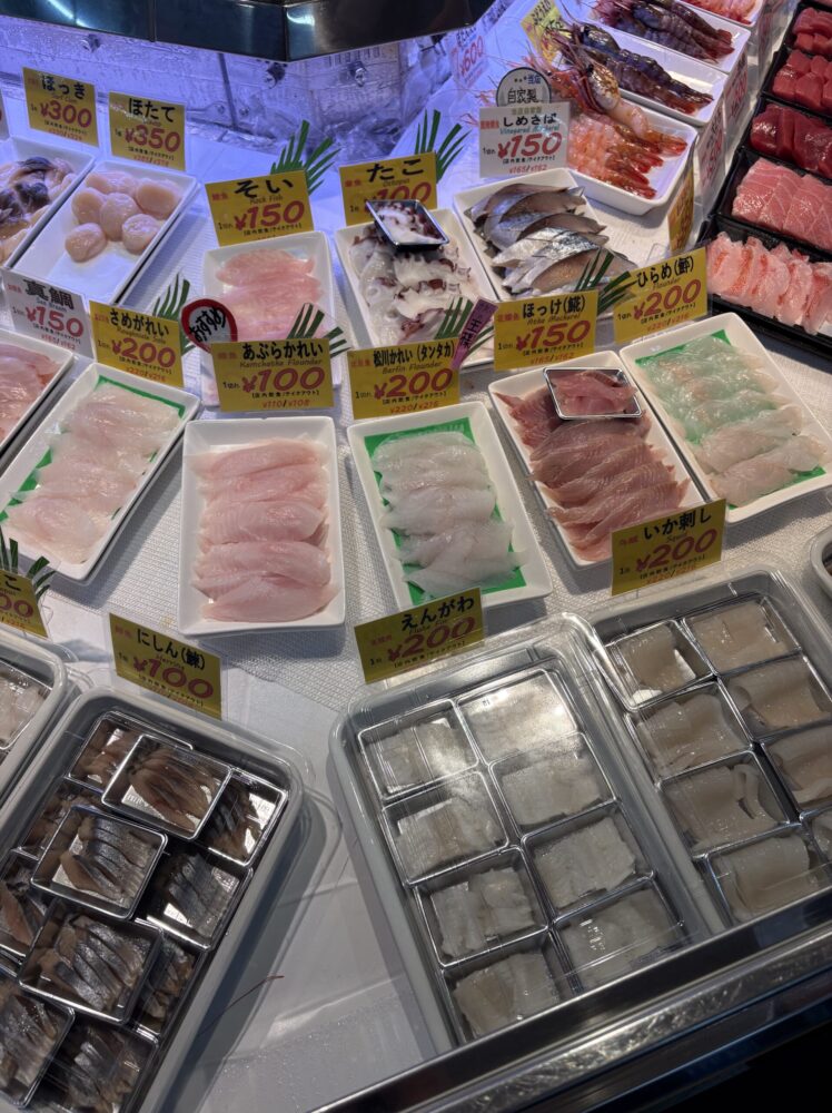 釧路和商市場で販売されている新鮮なお刺身