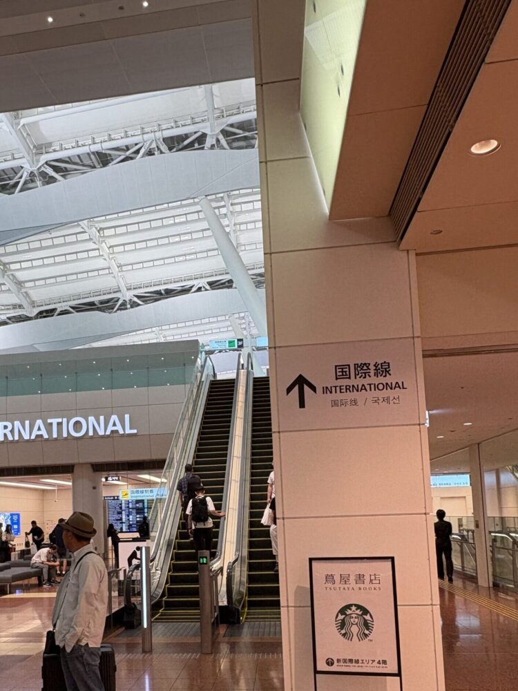 羽田空港第2ターミナル国際線の案内表示