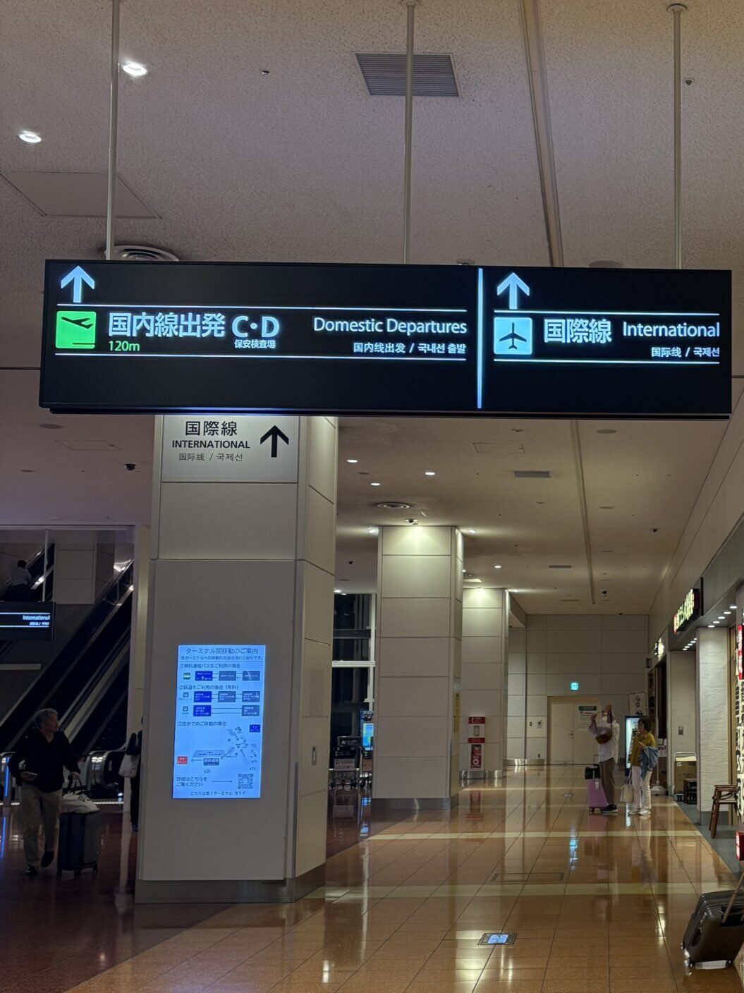 羽田空港第2ターミナル国際線の案内表示