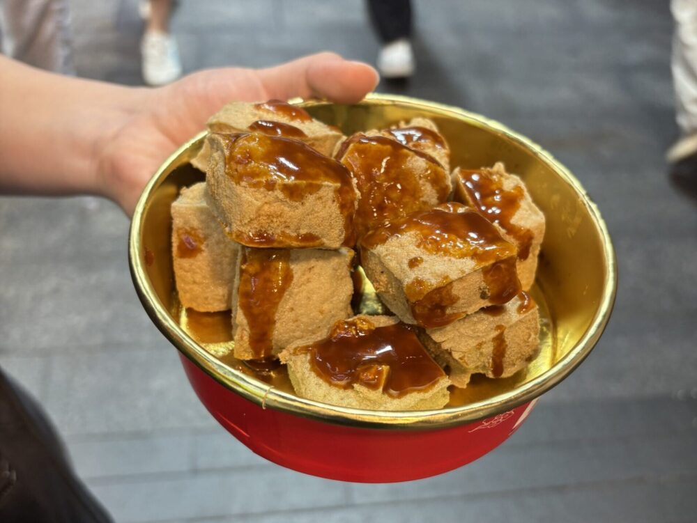 杭州の臭豆腐の完成品アップ