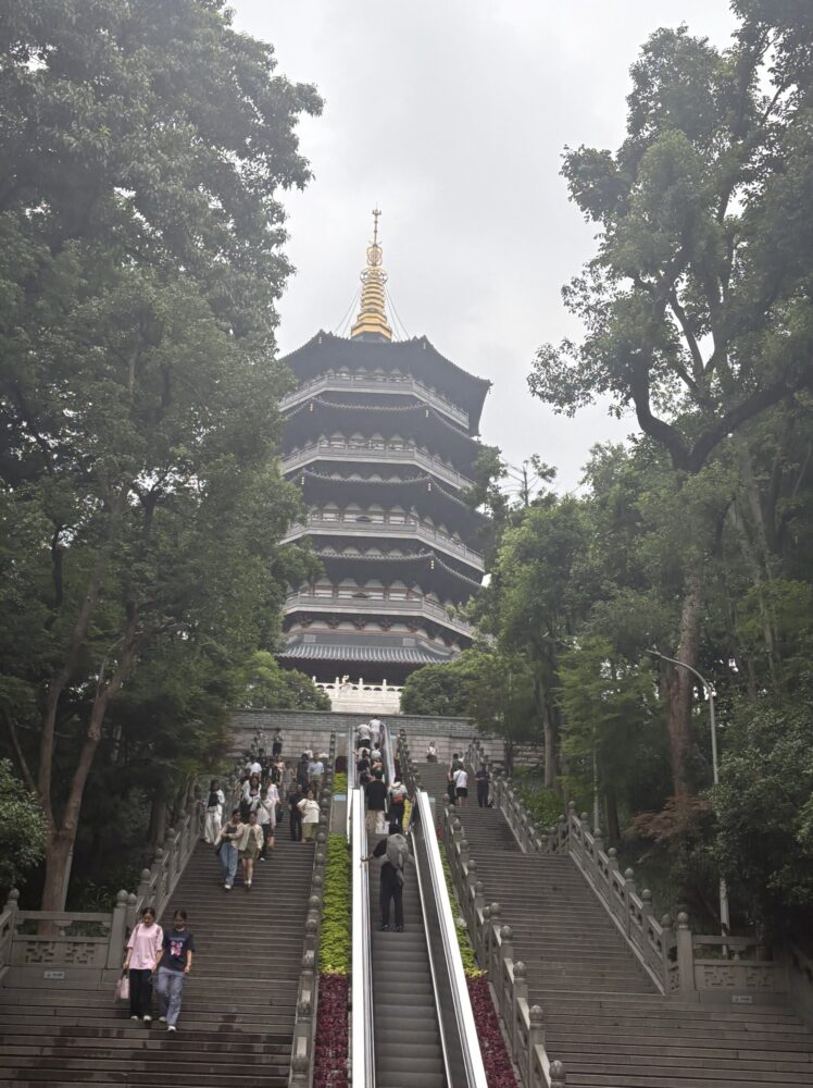 西湖の観光スポット雷峰塔の外観