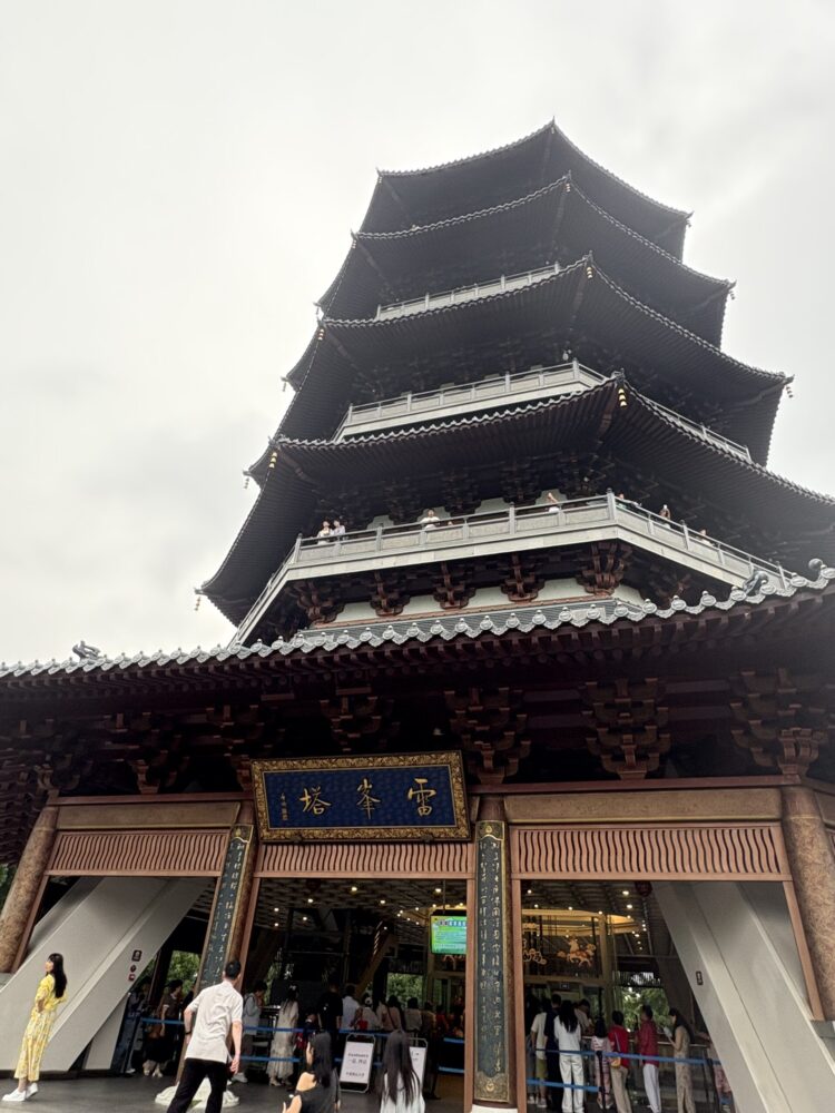 西湖の観光スポット雷峰塔の外観