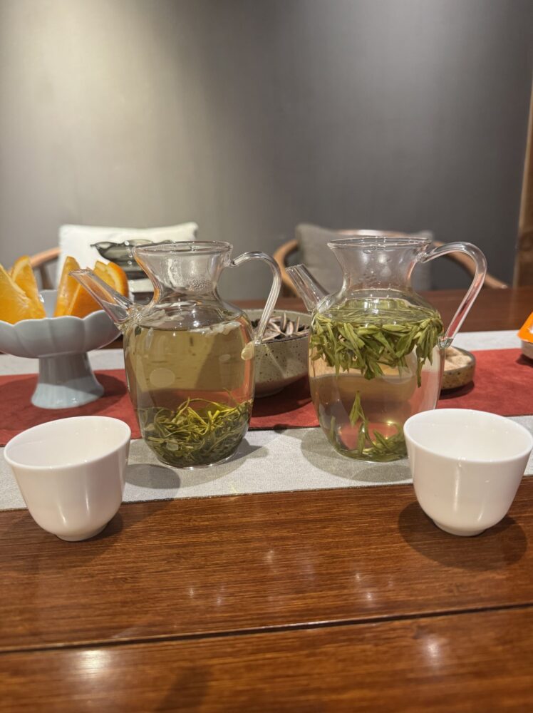 杭州で飲んだ龍井茶の写真