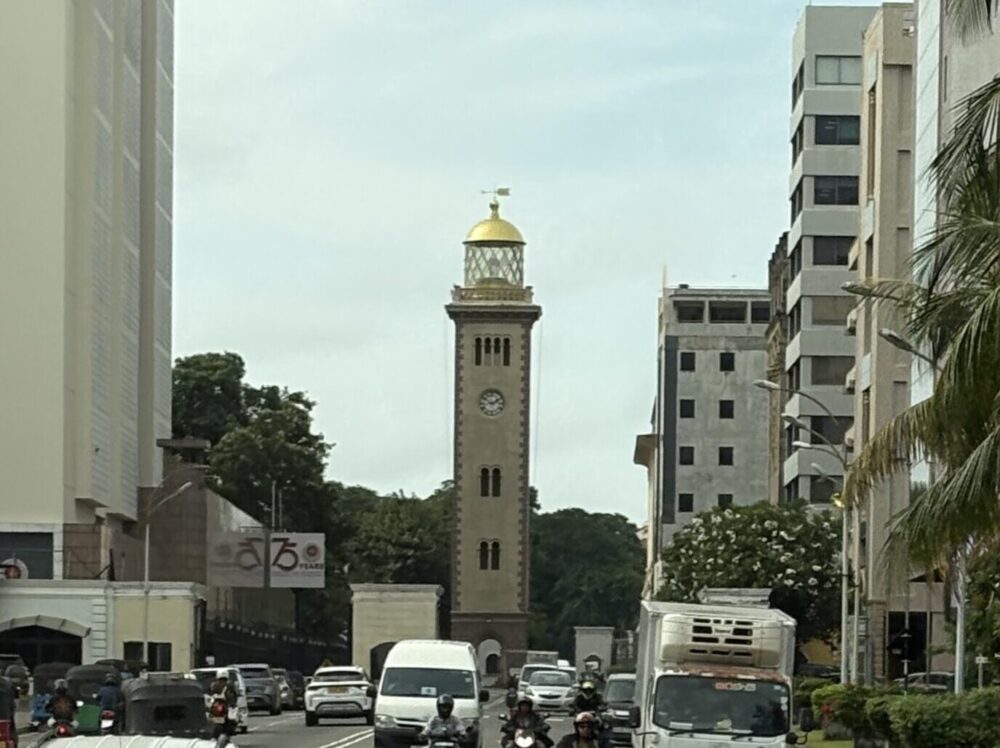 コロンボのインド洋沿いにある世界唯一の時計付き灯台