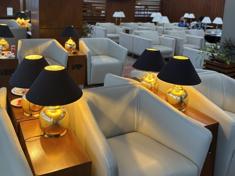 Lotus Loungeの一人掛けソファー席の様子