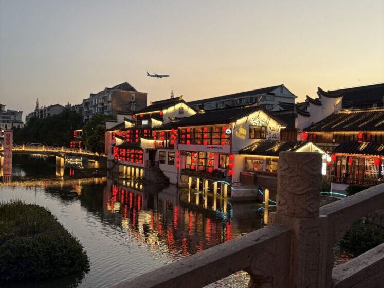 七宝老街の夕暮れ前の街並み