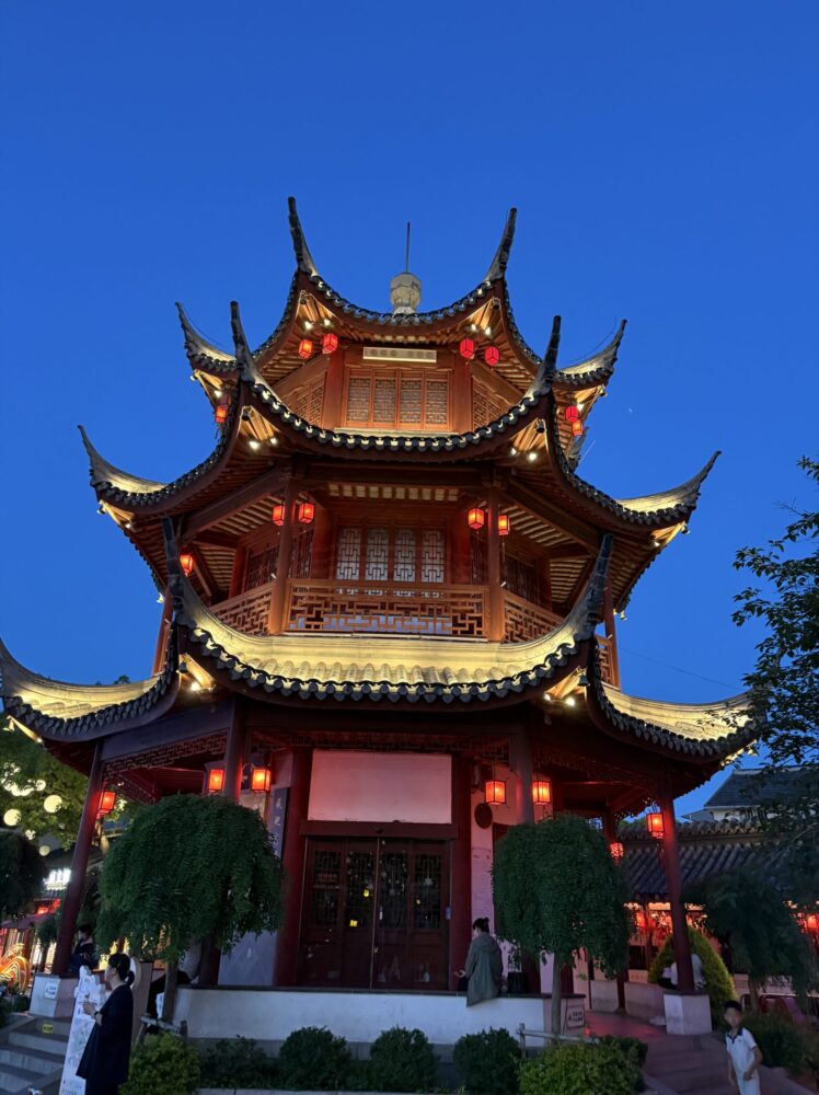 ライトアップされた七宝老街の夜景