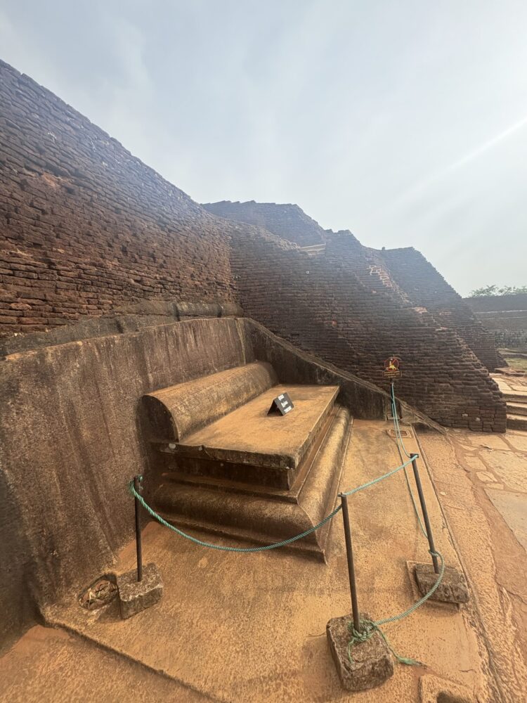 シギリヤロック山頂にある王様の玉座跡