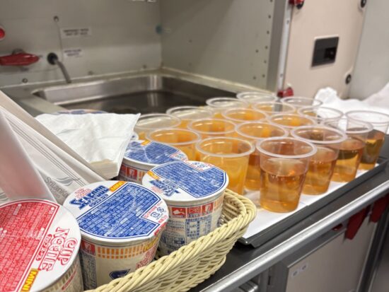 スリランカ航空最後尾のカップラーメンとドリンクコーナー