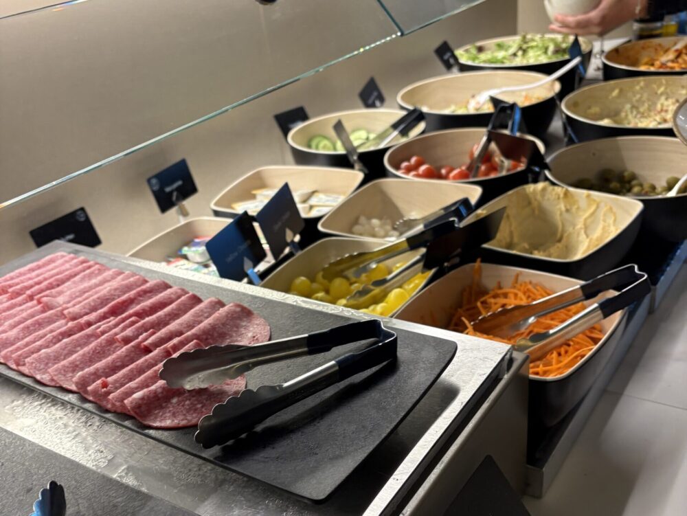 アムステルダム・スキポール空港Aspire Lounge 41のビュッフェ料理