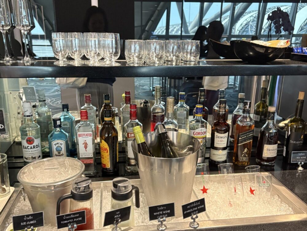 バンコク・スワンナプーム空港EVA AIR Loungeのバーカウンター
