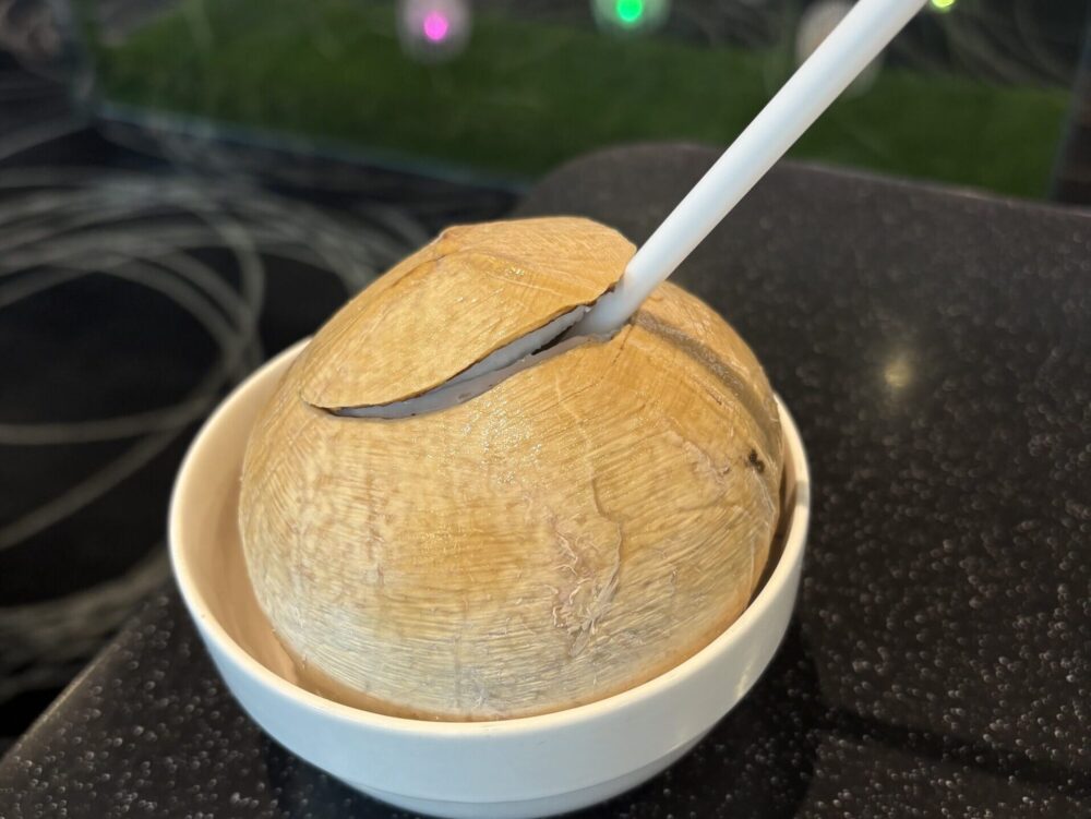 バンコク・スワンナプーム空港EVA AIR Loungeのココナッツジュース