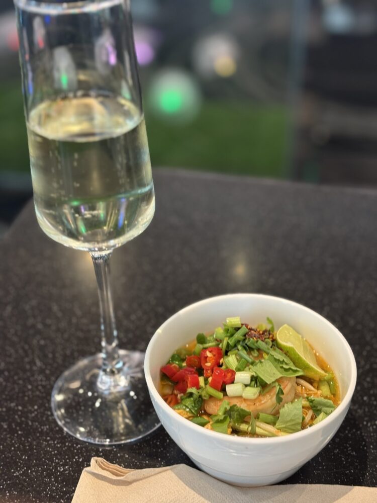 スワンナプーム空港EVA AIR Loungeで楽しんだワインと食事