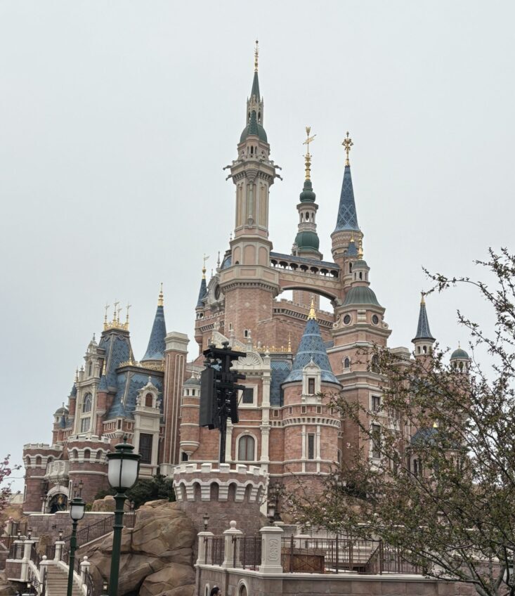 上海ディズニーランドのシンボル「エンチャンテッド・ストーリーブック・キャッスル」