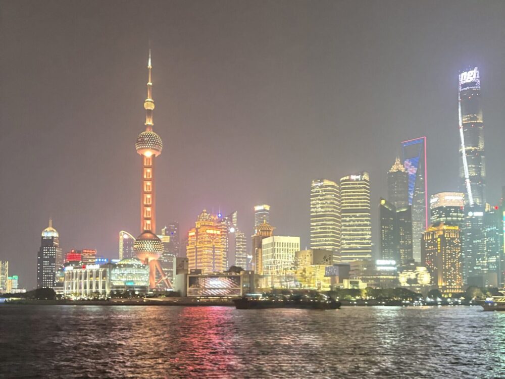 上海観光の定番スポット・外灘(バンド)から望む浦東の高層ビル群
