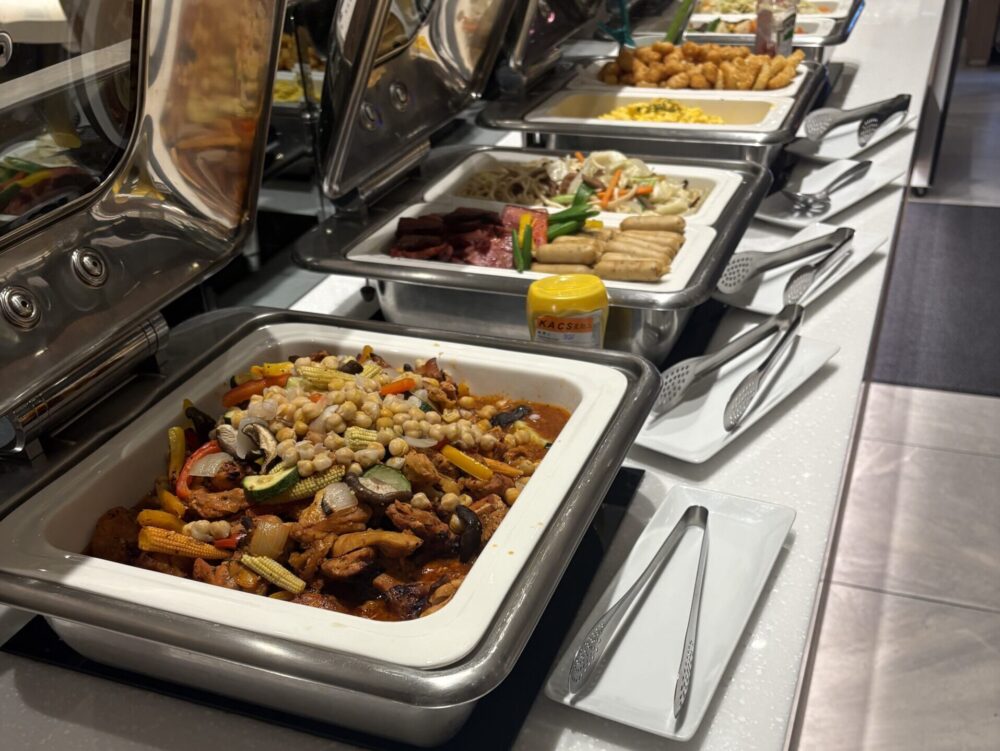 台北松山空港AIRLINES LOUNGEの温かい料理