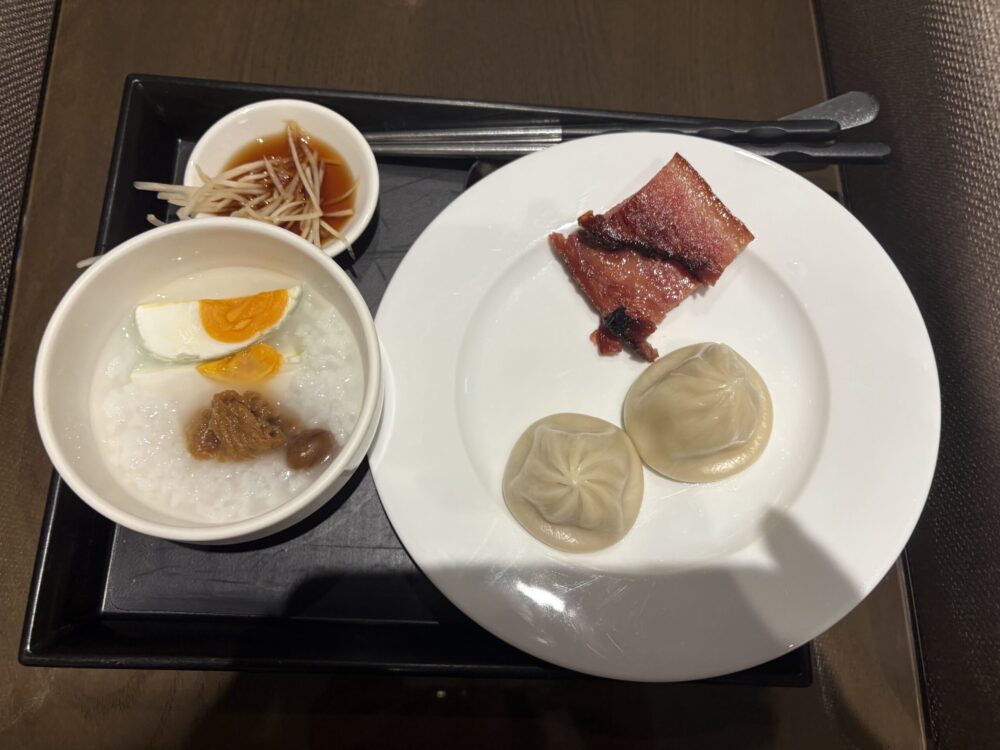台北松山空港AIRLINES LOUNGEのおかゆと塩漬け卵