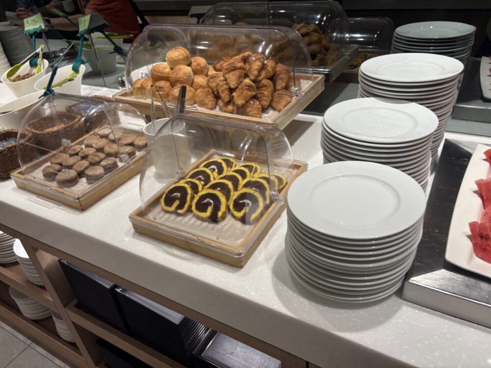 台北松山空港AIRLINES LOUNGEのパン、ロールケーキ