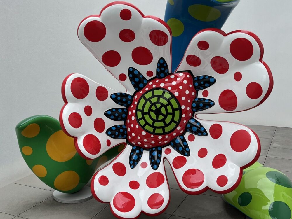 草間彌生美術館の撮影可能エリアに展示された水玉模様の花の作品