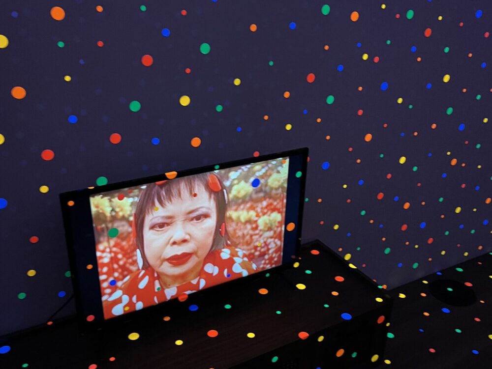 草間彌生美術館の撮影可能エリアにあるカラフルな水玉模様の展示