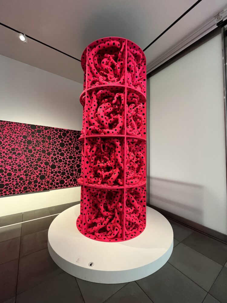 草間彌生美術館の撮影可能エリアに展示された赤と黒の水玉模様の作品