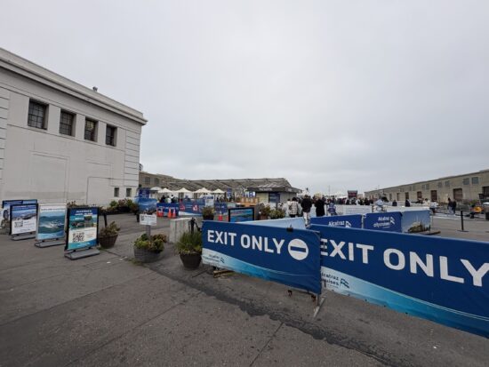 アルカトラズ島行きフェリーが出発するPier 33