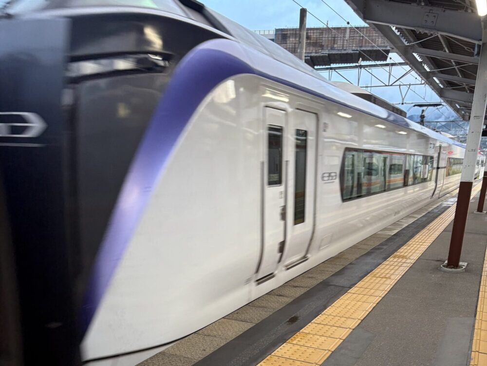 駅に停車している特急あずさの外観