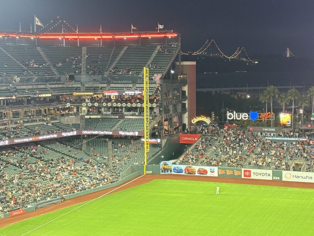 Oracle Parkから見た夜のベイブリッジ