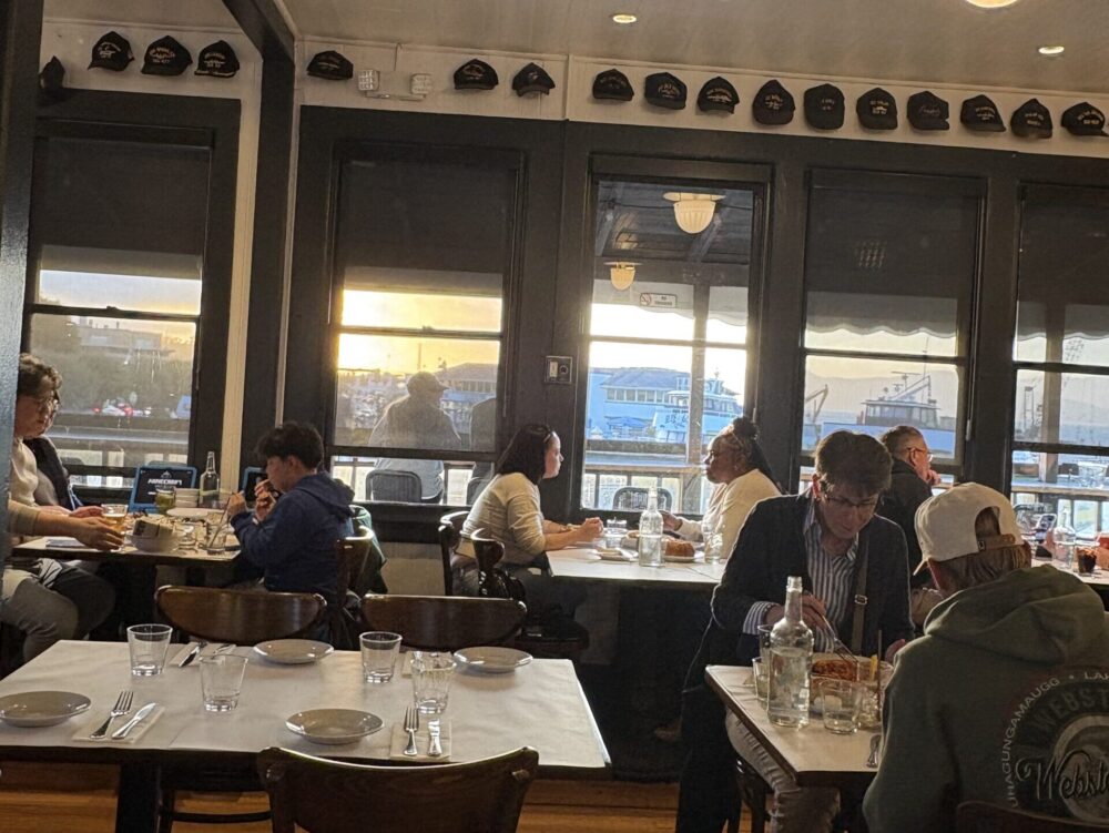 Fog Harbor Fish Houseの店内からの景色